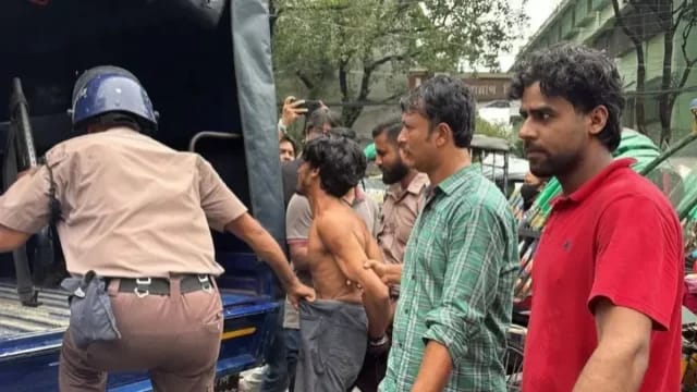 জবিতে ‘জয় বাংলা’ স্লোগানের অভিযোগে রিকশাচালক আটক, হাসপাতালে পাঠাল পুলিশ